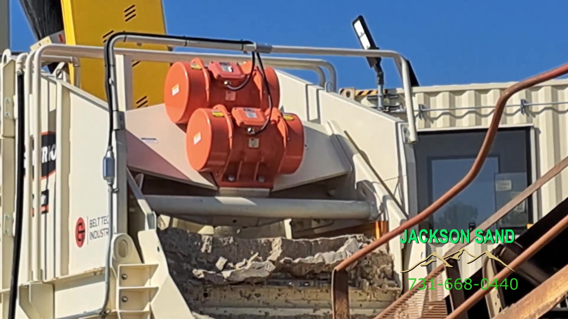 Vibrating dewatering screen at the Jackson Sand plant in Jackson, TN